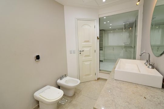 Banheiro de apartamento à venda com 5 quartos, 488m² em Barra da Tijuca, Rio de Janeiro