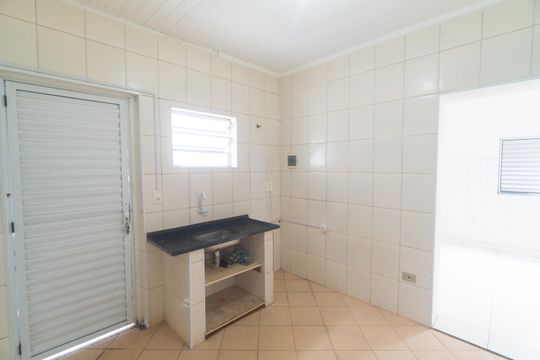 Cozinha de casa para alugar com 1 quarto, 55m² em Vila Guarani (zona Sul), São Paulo