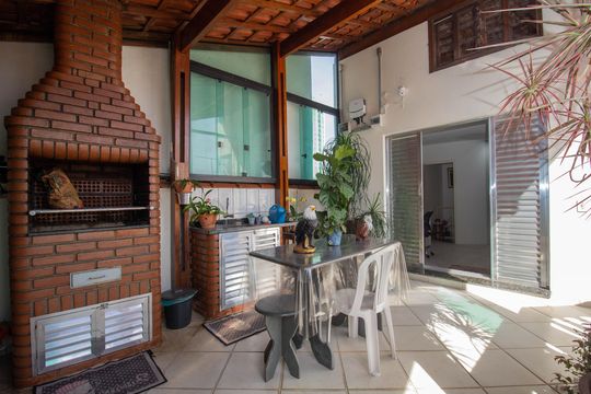 Área Externa de casa à venda com 4 quartos, 187m² em Vila Portuguesa, São Paulo