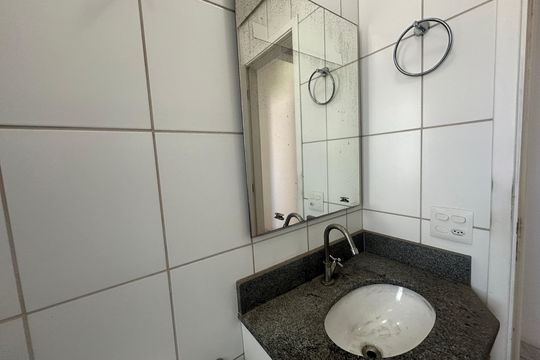 Banheiro de apartamento à venda com 2 quartos, 57m² em Vila Nossa Sra. da Escada, Barueri