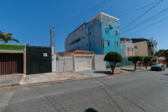 Fachada de casa à venda com 2 quartos, 74m² em Santa Amelia, Belo Horizonte