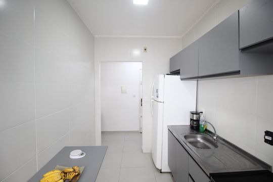 Cozinha de apartamento para alugar com 1 quarto, 42m² em Vila Ipiranga, Porto Alegre