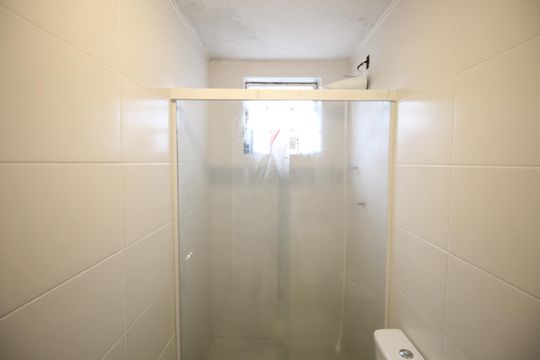 Banheiro de apartamento para alugar com 1 quarto, 42m² em Vila Ipiranga, Porto Alegre