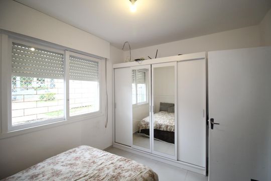 Quarto 1 de apartamento para alugar com 1 quarto, 42m² em Vila Ipiranga, Porto Alegre