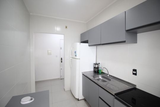 Cozinha de apartamento para alugar com 1 quarto, 42m² em Vila Ipiranga, Porto Alegre