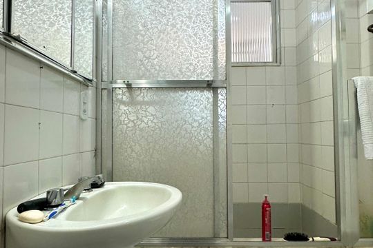 Banheiro social  de apartamento à venda com 1 quarto, 39m² em Copacabana, Rio de Janeiro
