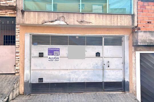 Placa instalada na fachada do imóvel  de casa para alugar com 2 quartos, 80m² em Parque Sao Miguel, Guarulhos