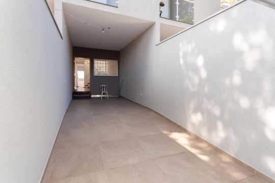 Garagem de casa à venda com 3 quartos, 141m² em Campo Grande, São Paulo