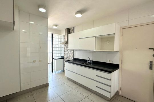 Cozinha de apartamento à venda com 3 quartos, 167m² em Copacabana, Rio de Janeiro