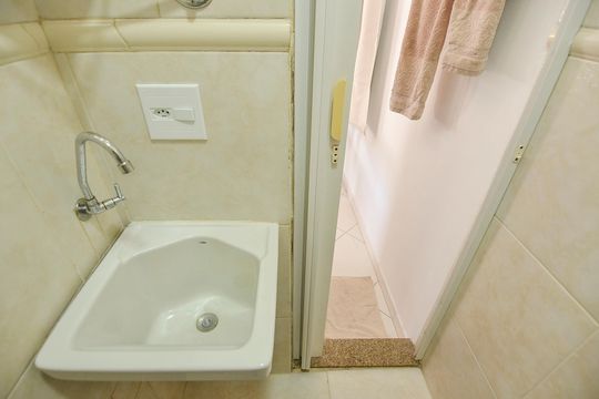 Banheiro de kitnet/studio para alugar com 1 quarto, 22m² em Tijuca, Rio de Janeiro