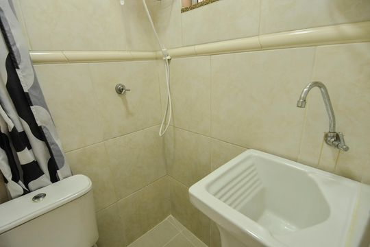 Banheiro de kitnet/studio para alugar com 1 quarto, 22m² em Tijuca, Rio de Janeiro