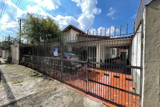 Fachada de casa à venda com 3 quartos, 250m² em Ferreira, São Paulo