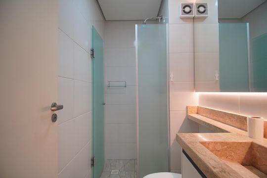 Banheiro de apartamento à venda com 2 quartos, 58m² em Rincão, Novo Hamburgo