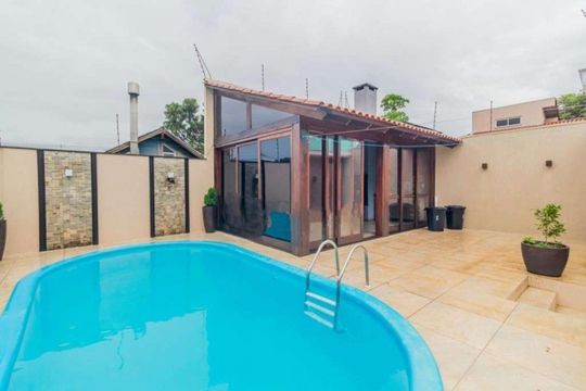 Piscina de casa à venda com 4 quartos, 330m² em Espírito Santo, Porto Alegre