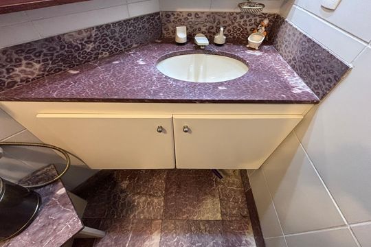 Banheiro social de apartamento à venda com 1 quarto, 48m² em Jardim Paulistano, São Paulo