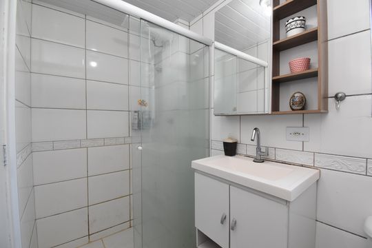 Banheiro  de apartamento à venda com 3 quartos, 59m² em Santa Cândida, Curitiba