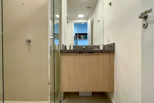 Banheiro de kitnet/studio para alugar com 1 quarto, 25m² em Pinheiros, São Paulo