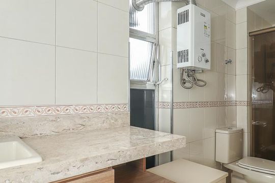 Banheiro Social de apartamento à venda com 3 quartos, 78m² em Higienópolis, Porto Alegre