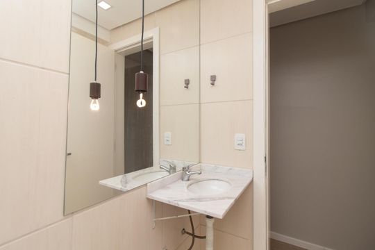 Banheiro de apartamento à venda com 2 quartos, 46m² em Cavalhada, Porto Alegre