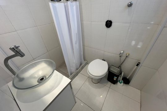 Banheiro de apartamento à venda com 1 quarto, 28m² em Jardim Guanabara, Rio de Janeiro