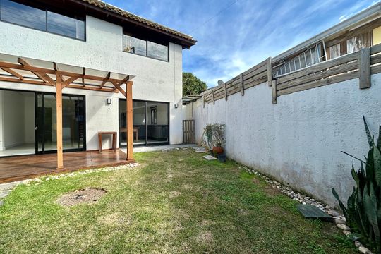 Área externa de casa para alugar com 4 quartos, 130m² em Lagoa da Conceição, Florianópolis
