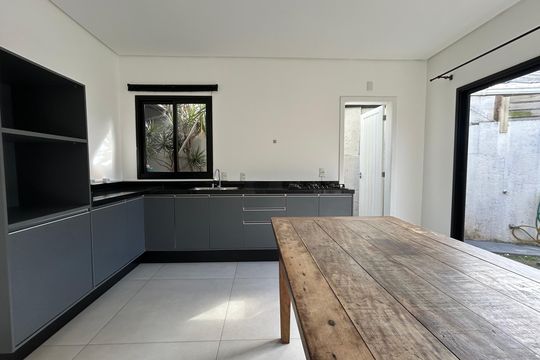 Cozinha de casa para alugar com 4 quartos, 130m² em Lagoa da Conceição, Florianópolis