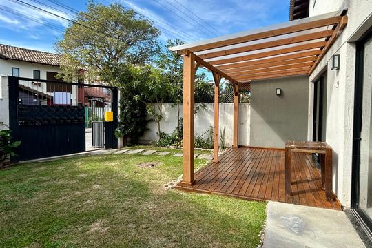 Área externa de casa para alugar com 4 quartos, 130m² em Lagoa da Conceição, Florianópolis