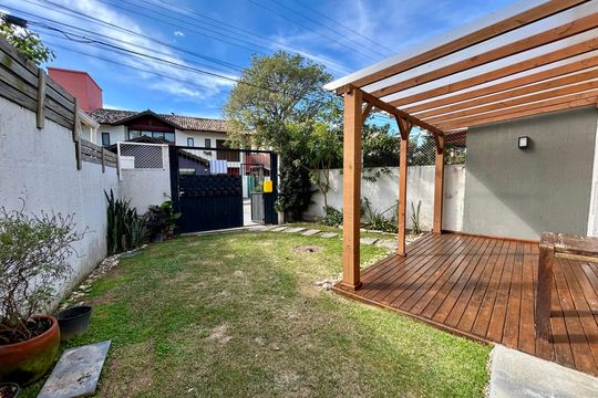 Área externa de casa para alugar com 4 quartos, 130m² em Lagoa da Conceição, Florianópolis