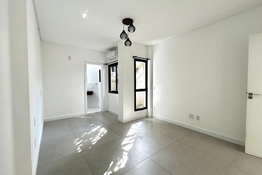 Suíte 1 de casa para alugar com 4 quartos, 130m² em Lagoa da Conceição, Florianópolis