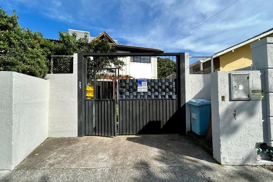 Fachada de casa para alugar com 4 quartos, 130m² em Lagoa da Conceição, Florianópolis