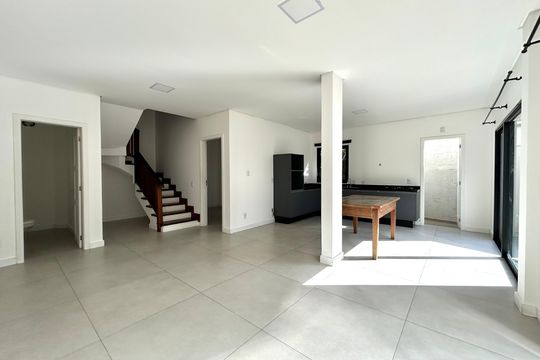 Sala de casa para alugar com 4 quartos, 130m² em Lagoa da Conceição, Florianópolis