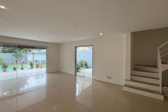 Casa para alugar com 4 quartos, 235m² em Recreio dos Bandeirantes, Rio de Janeiro