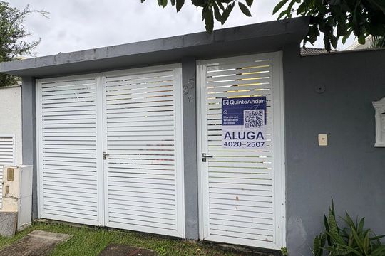Fachada de casa para alugar com 4 quartos, 235m² em Recreio dos Bandeirantes, Rio de Janeiro