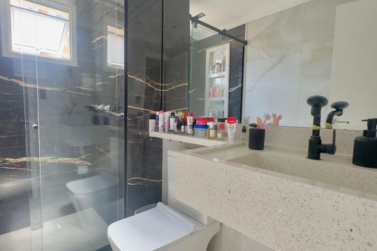 Banheiro Suíte 1 de apartamento à venda com 2 quartos, 100m² em Vila Antonieta, Guarulhos