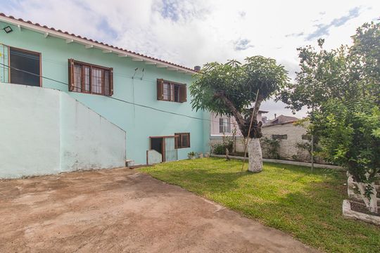 Quintal de casa à venda com 2 quartos, 198m² em Partenon, Porto Alegre
