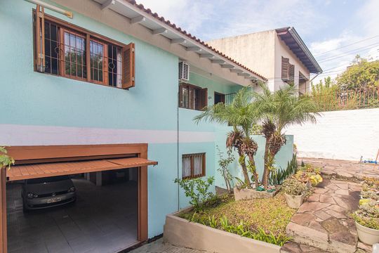Fachada de casa à venda com 2 quartos, 198m² em Partenon, Porto Alegre