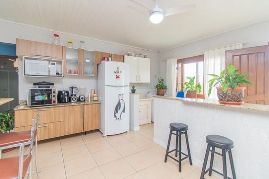 Cozinha e Área de Serviço de casa à venda com 2 quartos, 198m² em Partenon, Porto Alegre