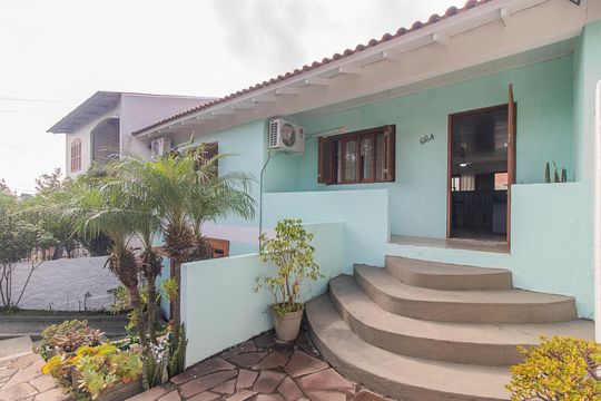 Fachada de casa à venda com 2 quartos, 198m² em Partenon, Porto Alegre