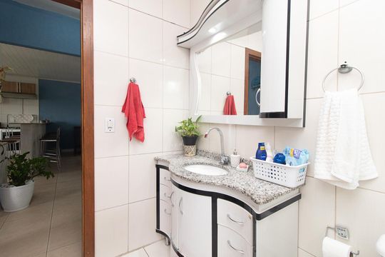 Banheiro de casa à venda com 2 quartos, 198m² em Partenon, Porto Alegre