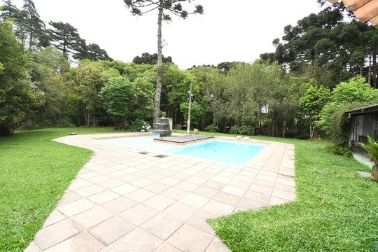 Área externa de casa para alugar com 4 quartos, 900m² em Guatupê, São José dos Pinhais
