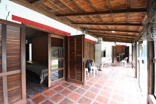 Varanda de casa para alugar com 4 quartos, 900m² em Guatupê, São José dos Pinhais