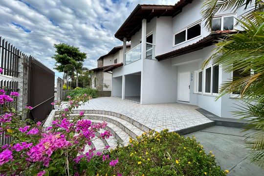Área externa de casa para alugar com 5 quartos, 320m² em Bom Abrigo, Florianópolis