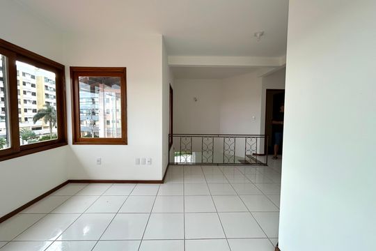 Sala 1 de casa para alugar com 5 quartos, 320m² em Bom Abrigo, Florianópolis