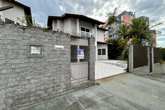 Fachada de casa para alugar com 5 quartos, 320m² em Bom Abrigo, Florianópolis