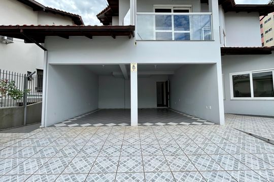 Garagem de casa para alugar com 5 quartos, 320m² em Bom Abrigo, Florianópolis