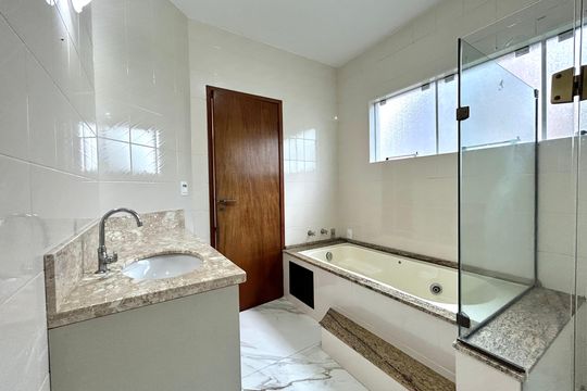 Banheiro suíte 2 de casa para alugar com 5 quartos, 320m² em Bom Abrigo, Florianópolis