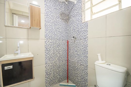Banheiro de apartamento para alugar com 2 quartos, 42m² em São Pedro, Osasco