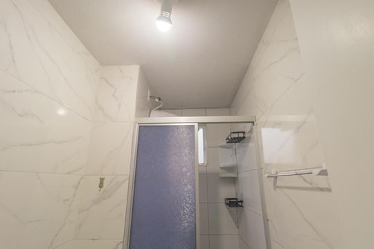 Banheiro de apartamento para alugar com 2 quartos, 44m² em Fátima, Canoas