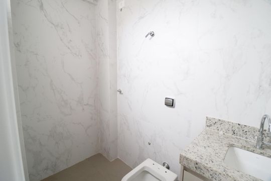 Banheiro da Suíte de apartamento para alugar com 2 quartos, 66m² em Lagoinha, Uberlândia