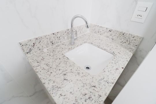 Banheiro da Suíte de apartamento para alugar com 2 quartos, 66m² em Lagoinha, Uberlândia